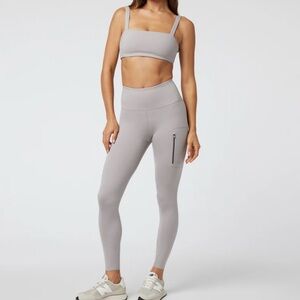Vuori Evolve Zipped Legging in Soft Pewter; Size Small